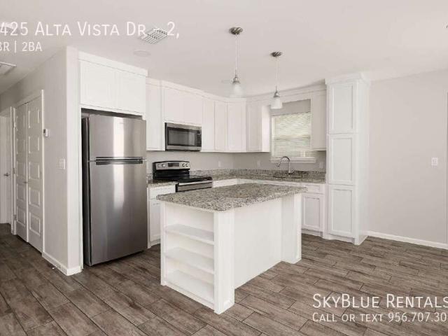 Spacious 3 Bed Oasis with Granite Elegance in Weslaco!