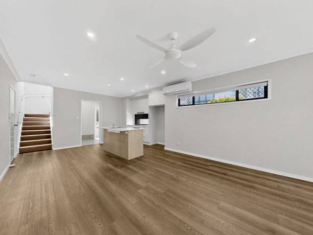 Spacious 3 Bed Standalone Townhouse with Double Garage