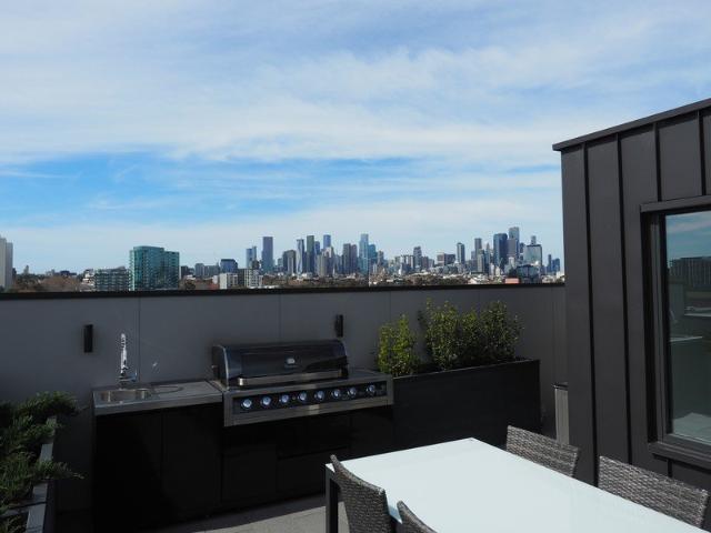 Spacious 3 Bedroom, 3 Bathroom Three Level Apartment in Kensington