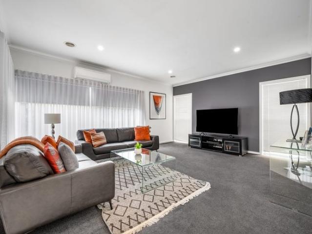 Spacious 3 bedroom, 2 bathroom fully furnished property