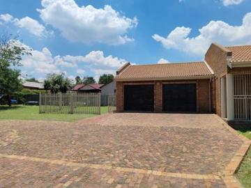 spacious 3 bedroom communal home wit.