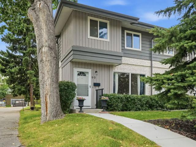 Spacious 3 Bedroom Corner Unit Townhouse with Private Yard in Canyon Meadows — 3 Bedrooms Townhouse