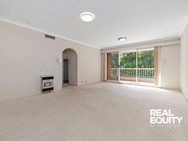 Spacious 3 Bedroom Apartment Overlooking Lakeside Park