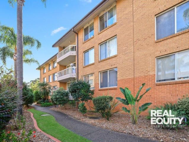 Spacious 3 Bedroom Apartment Overlooking Lakeside Park