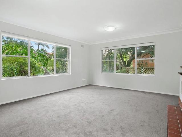 Spacious 3 bedroom apartment in a quiet central location