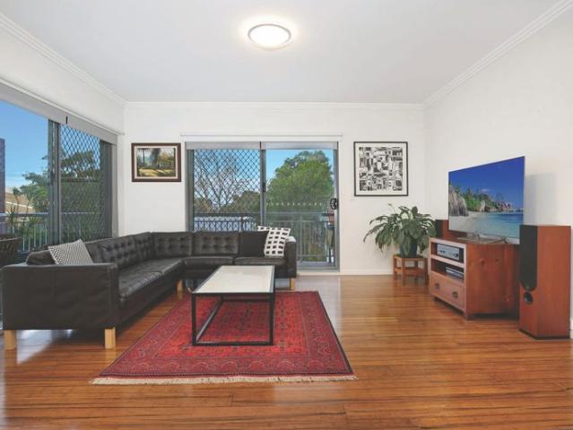 Spacious 3 bedroom apartment in Helenburgh