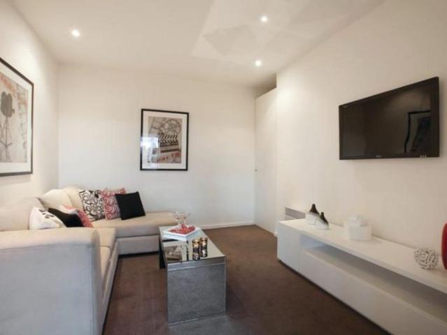 Spacious 3 Bedroom Apartment in Port Melbourne