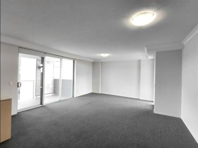 Spacious 3 Bedroom Apartment in Prime Burleigh Waters Location