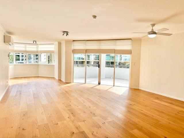 Spacious 3 Bedroom Apartment in Prime Kangaroo Point Location