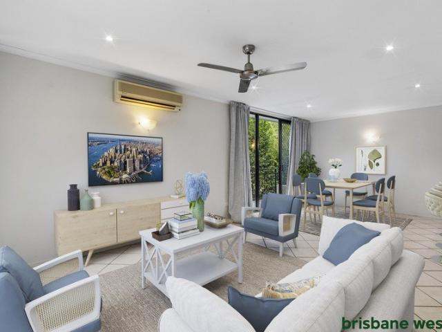 Spacious 3 Bedroom Apartment in the Heart of Taringa