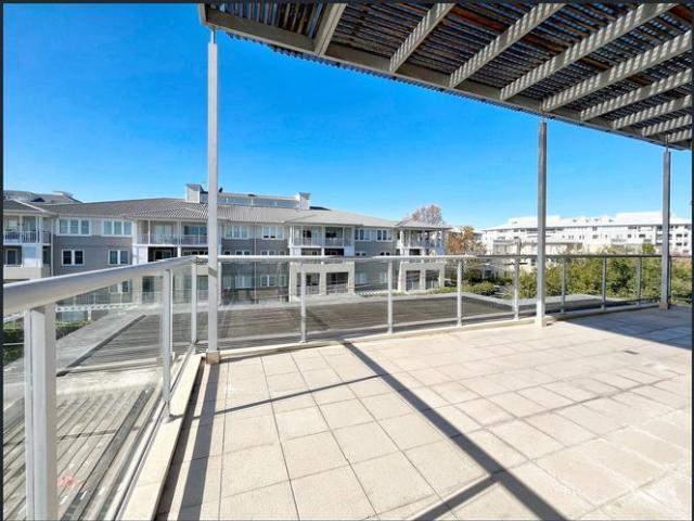 Spacious 3 bedroom Apartment, Sunny Aspect Convenient Locale!