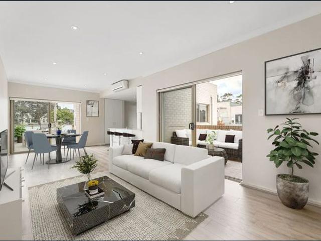 Spacious 3 bedroom apartment, ultra convenient location