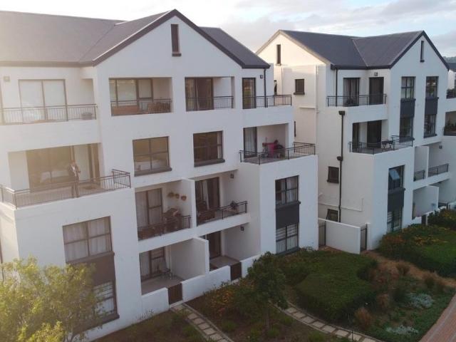 Spacious 3 bedroom Apartment with balcony