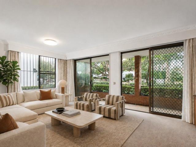 SPACIOUS 3 BEDROOM APARTMENT WITH BALCONY & SECURE PARKING