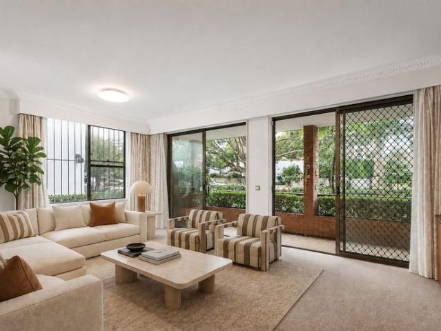 SPACIOUS 3 BEDROOM APARTMENT WITH BALCONY & SECURE PARKING