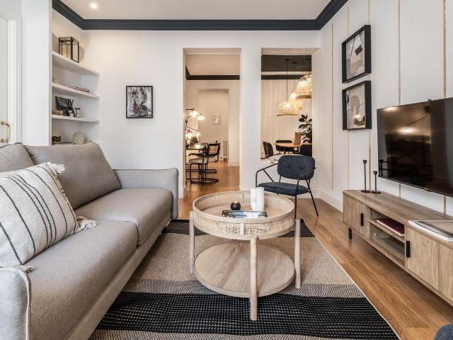 Spacious 3 Bedroom Apartment with Beach Inspired Design and Workspace in Centro, Madrid Amsterdam Apartments for Rent