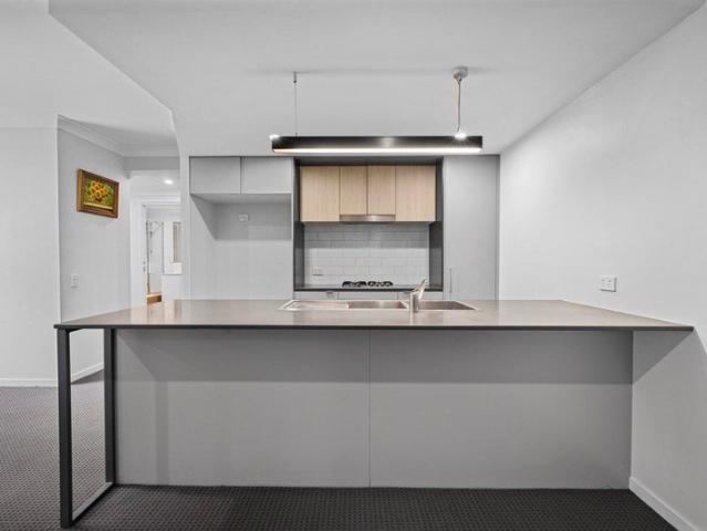 Spacious 3 Bedroom Apartment with Private Courtyard & Tandem Parking