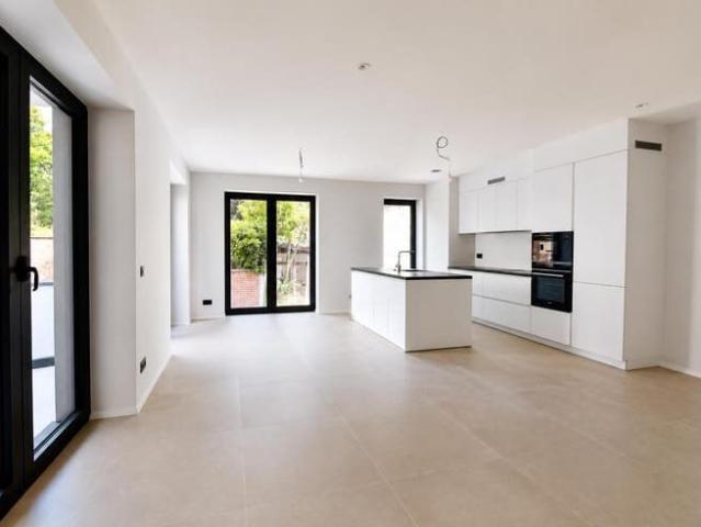 Spacious 3 bedroom apartment with terrace