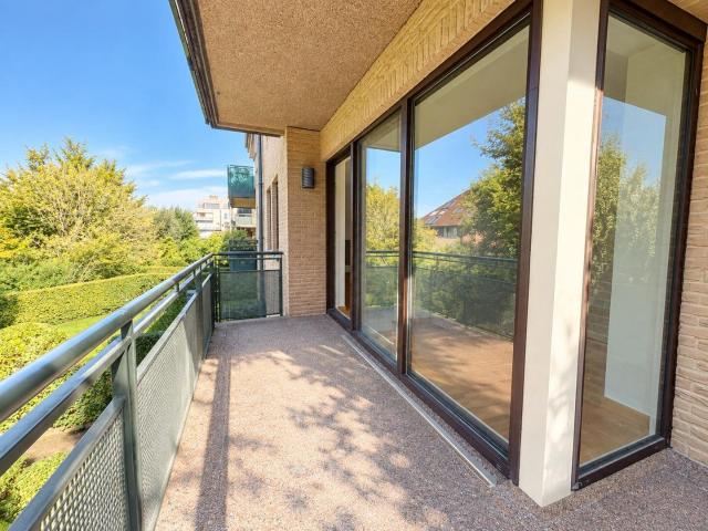 Spacious 3 bedroom apartment with terrace and garage