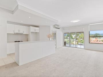 Spacious 3 bedroom apartment with the Gosford CBD at your fingertips