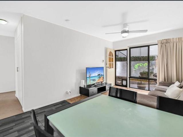 Spacious 3 Bedroom Apartment 100m to the Beach