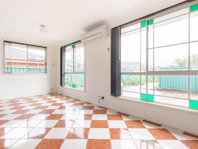 Spacious 3 Bedroom Brick Home Half week free rent