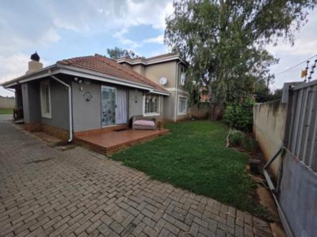 spacious 3 bedroom double story hous.