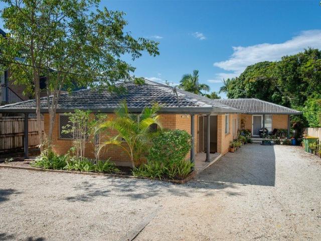 SPACIOUS 3 BEDROOM DUPLEX WITH HUGE PRIVATE YARD