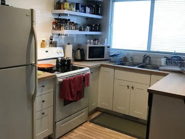 SPACIOUS 3 BEDROOM DUPLEX WITH SINGLE GARAGE INCLUDED! LOCATED IN SHERBROOK