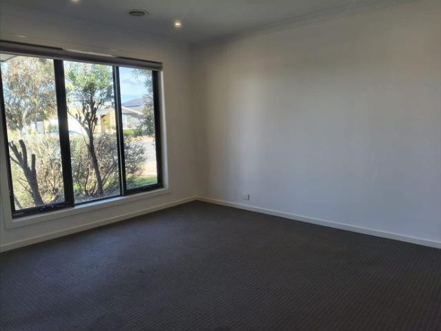 Spacious 3 Bedroom Family Home in Armstrong Creek