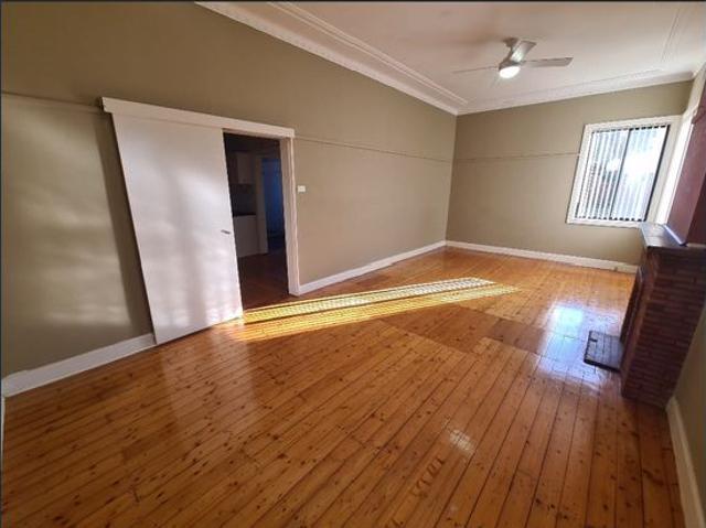 SPACIOUS 3 BEDROOM FAMILY HOME, IN PRIME LOCATION, GRANNY FLAT CONSTRUCTION IN REAR YARD