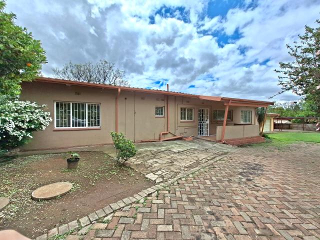 Spacious 3 Bedroom Family Home with 3 Lock Up Garages & a Large Yard