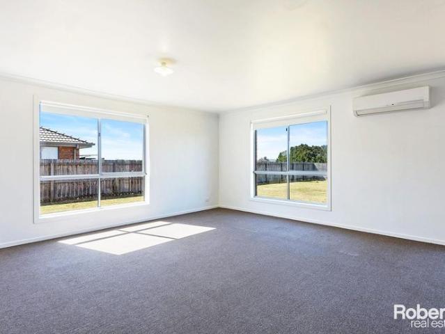 Spacious 3 Bedroom Family Home with Double Garage & Open Plan Living