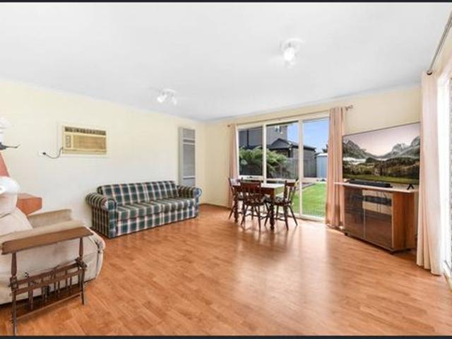 Spacious 3 Bedroom Family Home with Flexible Living Options 2nd Living room or Home Office!