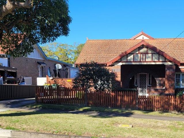 Spacious 3 Bedroom Family Home with Huge Double lock up Garage
