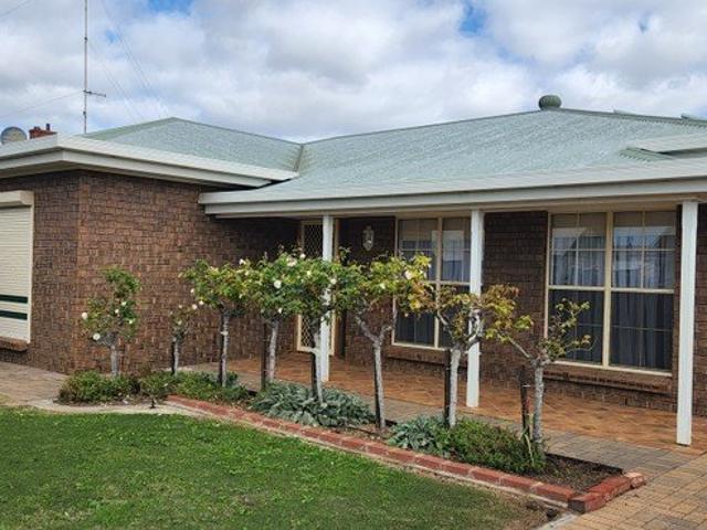 Spacious 3 Bedroom Family Home with large garage, rain water & solar power