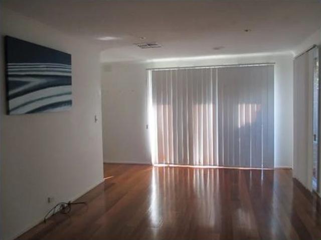 Spacious 3 Bedroom Family Home with Parking for Four, Endeavour Hills