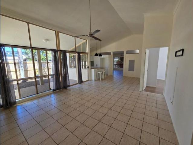 Spacious 3 Bedroom Family Home with Pool