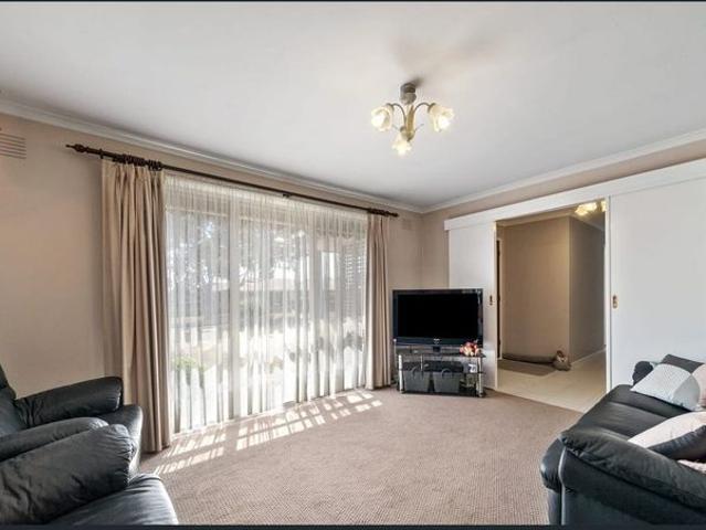SPACIOUS 3 BEDROOM FAMILY HOME WITH SOLAR PANELS IN CRANBOURNE!