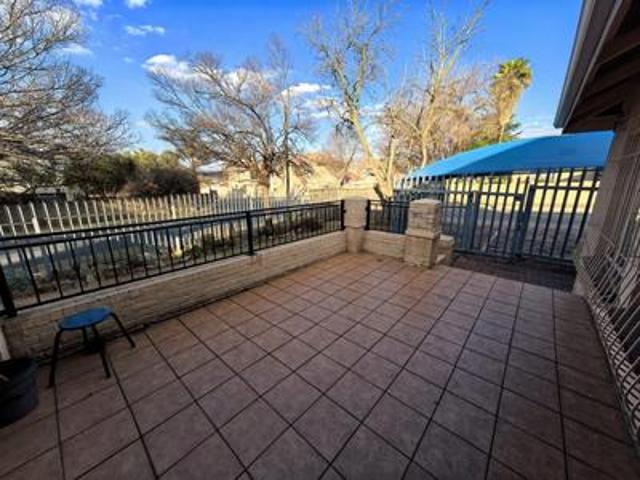 spacious 3 bedroom family home to le.