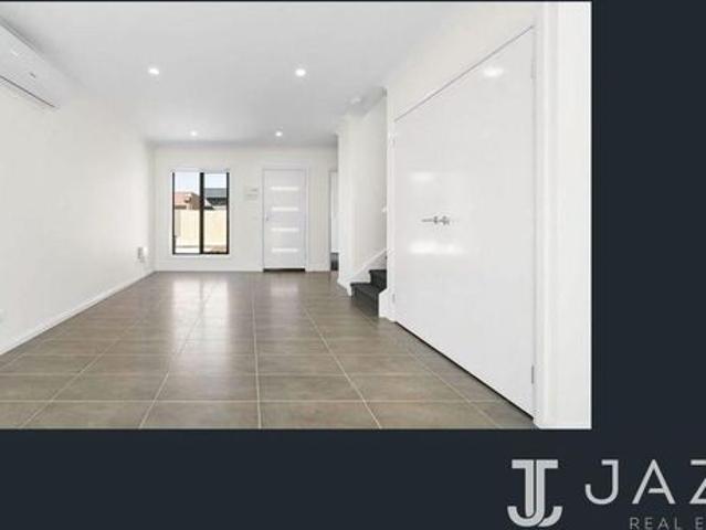 Spacious 3 Bedroom Family Townhouse in Prime Wyndham Vale Location