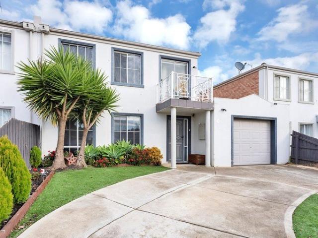 Spacious 3 Bedroom Family Townhouse |Multiple living zones | Study Nook Private inspection available at 30 minutes notice