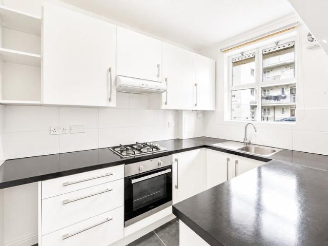 Spacious 3 bedroom flat for families or 2 sharers