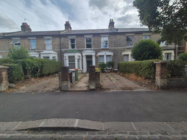 Spacious 3 bedroom flat in Forest Gate, E7