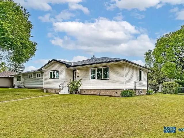 Spacious 3 Bedroom Full House w/ 2 Kitchens & Oversized Yard! — 3 Bedrooms Townhouse