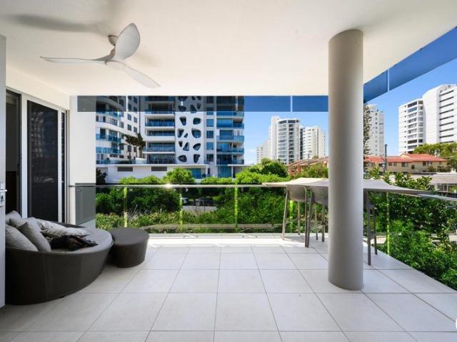 SPACIOUS 3 BEDROOM FURNISHED APARTMENT METRES FROM THE BROADWATER