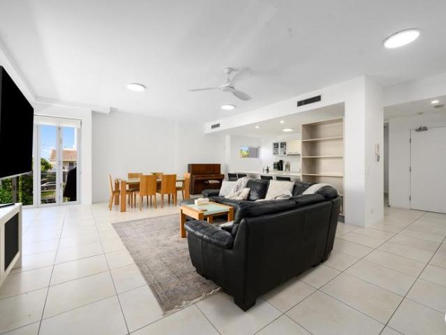 SPACIOUS 3 BEDROOM FURNISHED APARTMENT METRES FROM THE BROADWATER