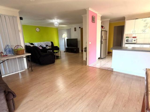 SPACIOUS 3 BEDROOM HOUSE CLOSE TO P12 COLLEGE NARRE WARREN SOUTH!
