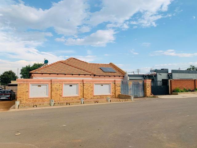 Spacious 3 Bedroom House to Rent in Lenasia Ext 2 | Secure Family Home with Garage & Solar Geyser