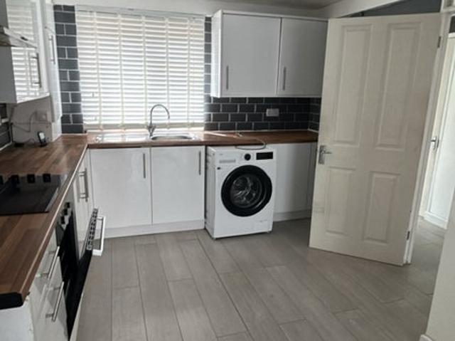 Spacious 3 Bedroom Home – Walk to Hainault Station